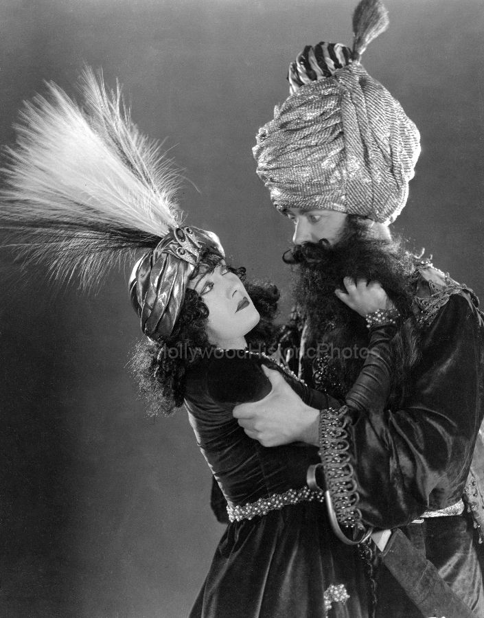 Gloria Swanson 1924 2 WM.jpg